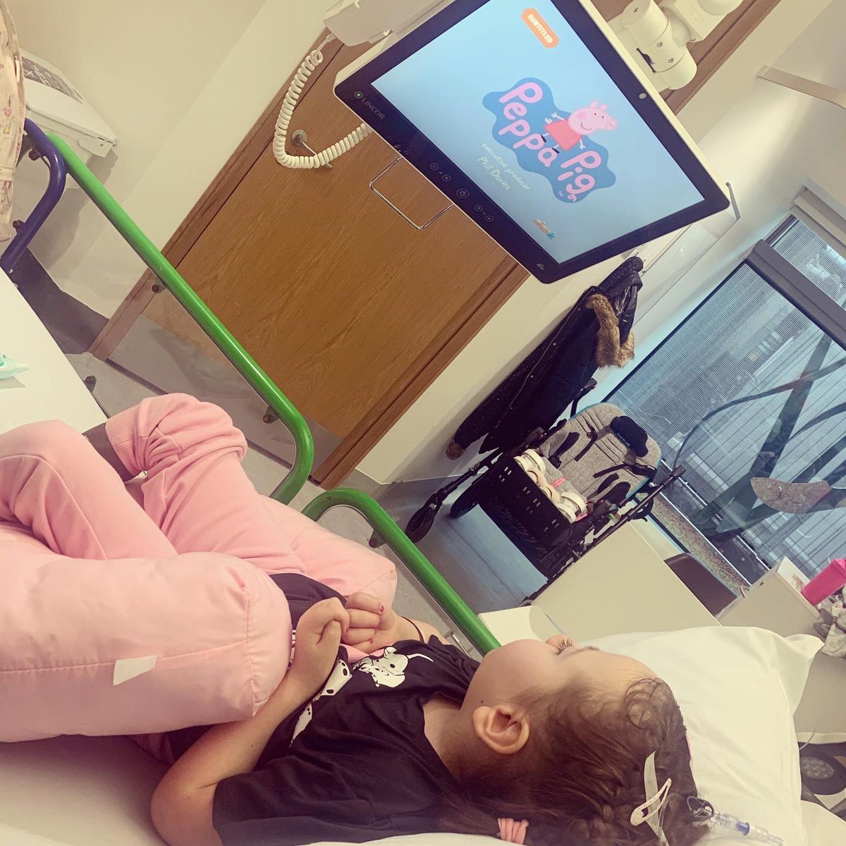 njrchfoundation's tweet photo. Two content little patients @GreatOrmondSt 🏥💗Jessica watching Mr Bean with some milk & Nicole watching Peppa Pig 🐷 @peppapig @channel5_tv thank you for keeping our girls entertained! #battendisease #cln2 #braininfusions #raredisease https://t.co/bYS7zQVmGr