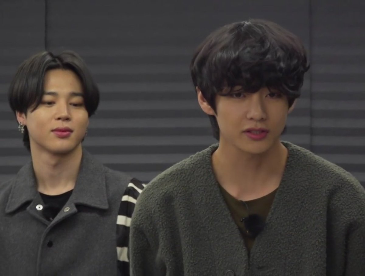 14Dionya14's tweet photo. *Jimin queriendo matar a Taehyung por interrumpirle*
El staff: Aquí solo hay amor
😂
#BTS #BTSARMY @BTS_twt #RunBTSEp112 https://t.co/oFzJCyw6oc