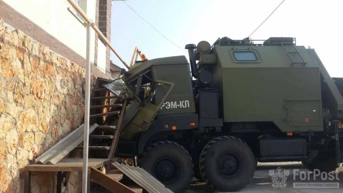 A Russian military REM-KL repair and recovery vehicle ran into a house in Sevastopol. https://vk.com/milinfolive?w=wall-123538639_1720549