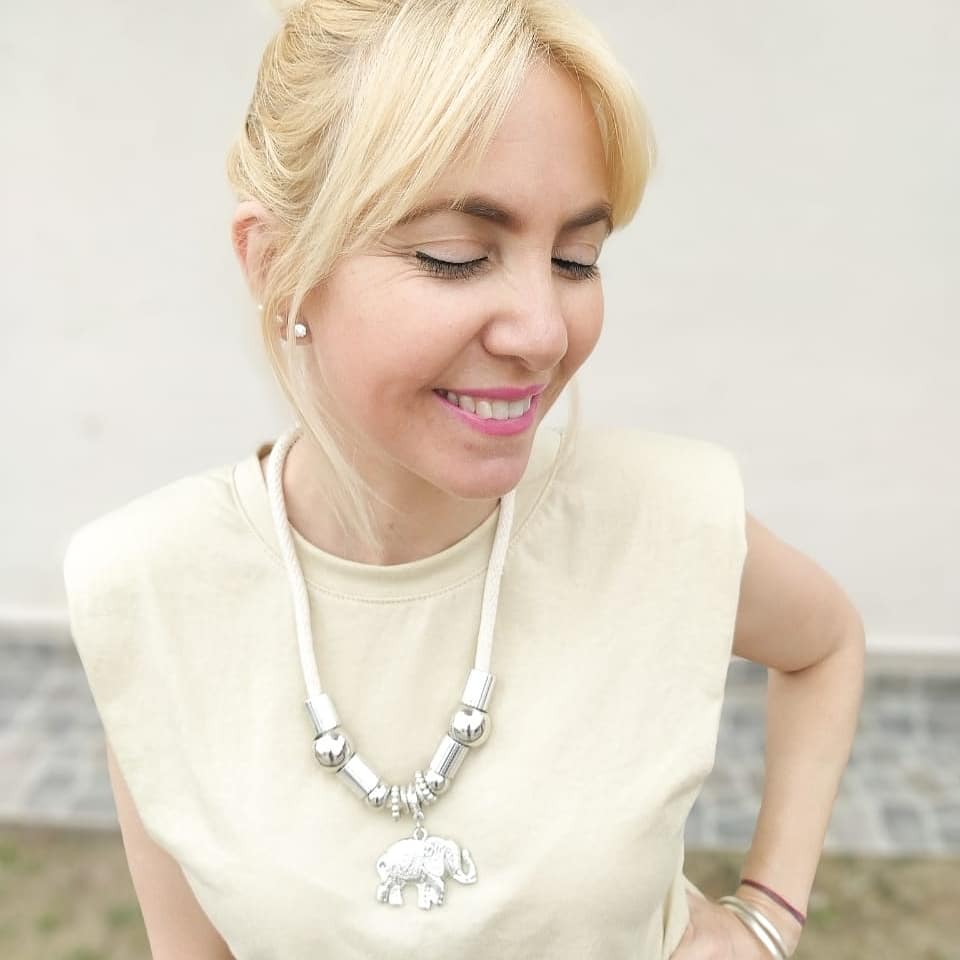 ivanaferrucci1's tweet photo. Aquí más modelos de collares 📿📿
Ivana Ferrucci Collares Urbanos 📿

#collareslargos #collarescortos #gargantillas #collares #collaresurbanos #ivanaferrucci #ivana  #collar #collardemoda #collaresartesanales https://t.co/4eJBBTBI7D