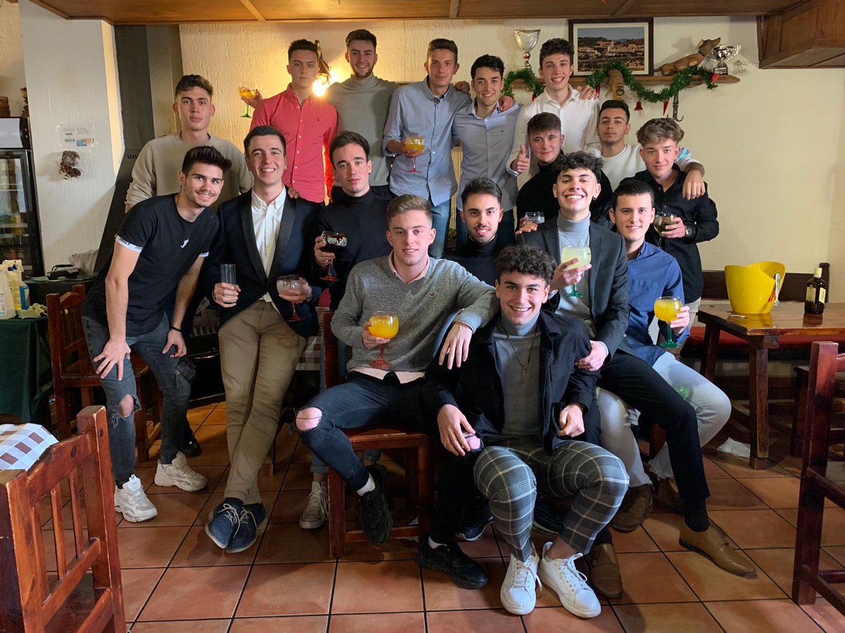 raulmc_11's tweet photo. El otro día fuimos los nenes muy guapos de comida y me lo pasé increíble. Echaba de menos que nos juntáramos tantos, y eso que faltaron!🥰🦅 https://t.co/b7ziBBX4OA