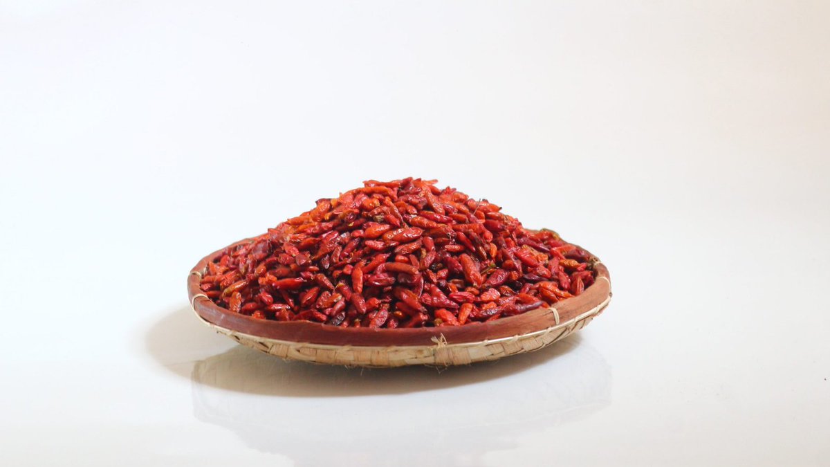La_poivriere20's tweet photo. Le pili-pili rouge de Madagascar n’est pas bon que pour apporter du piquant à vos plats. C’est aussi une bonne source de vitamine C, A, E, K, B 6. Grâce à sa teneur, vitamine, le piment est un complément alimentaire.
https://t.co/11WeViCPMa https://t.co/N0fnOGbswC