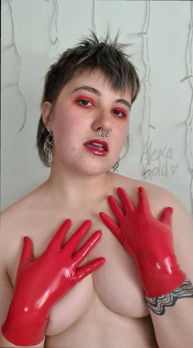 It's been so long since I've worn my gloves, have you missed them? https://t.co/mi9AbdON1c