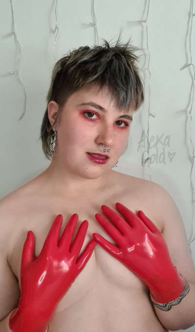 It's been so long since I've worn my gloves, have you missed them? https://t.co/mi9AbdON1c
