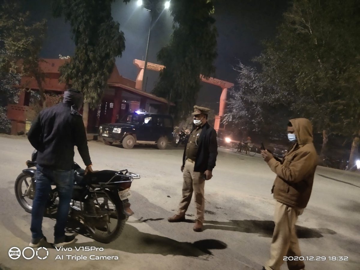 balliapolice's tweet photo. आज #spbla द्वारा चलाये जा रहे सघन वाहन चेकिंग अभियान के क्रम में sho बैरिया द्वारा चिरैयामोड़ पर पुलिस बल के साथ दोपहिया वाहन पर संदिग्ध व्यक्तियों की चेकिंग व तलाशी की गयी। @Uppolice @adgzonevaranasi @digazamgarh https://t.co/jkDNAqXrGJ