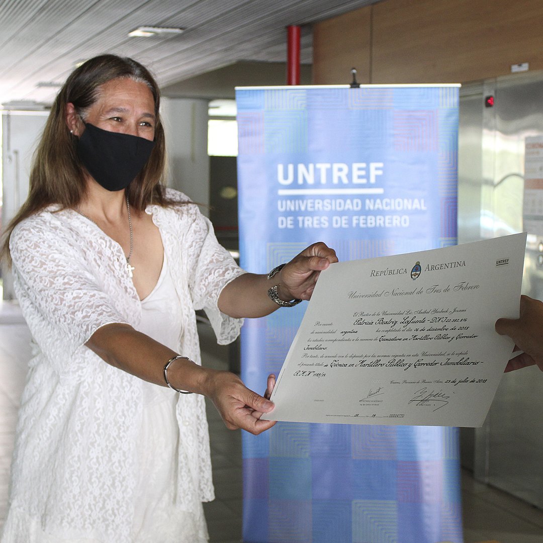 UNTREF's tweet photo. ¡Felicitaciones egresados! 🎓
Con todas las medidas de higiene y cuidados sanitarios correspondientes, 106 nuevos egresados de más de 20 carreras de grados recibieron sus títulos en nuestra Sede Caseros II 👩🎓👨🎓
#OrgulloUNTREF #GraduadosUNTREF https://t.co/oBLAGBvTuV