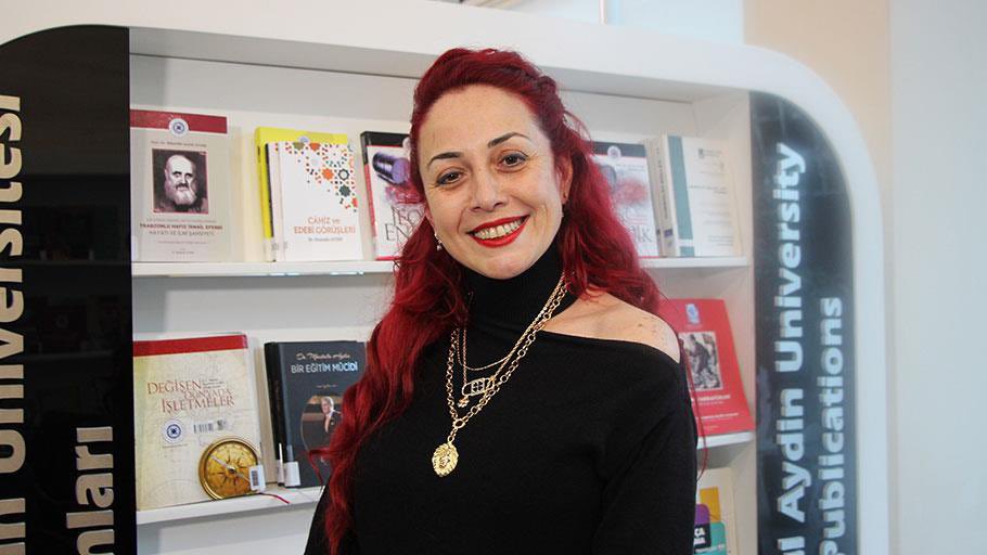 Benim kalbim sıkışıyor artık arkadaşlar. Bir şeyleri değiştiremiyor olmak ve dünyanın yerinden oynaması gereken bu vahşet karşısında ertesi gün hayatın olağan akışına dönecek olması beni çok çaresiz hissettiriyor. Yer yarılsa da yerin yedi kat dibine geçsek artık..  #AylinSözer