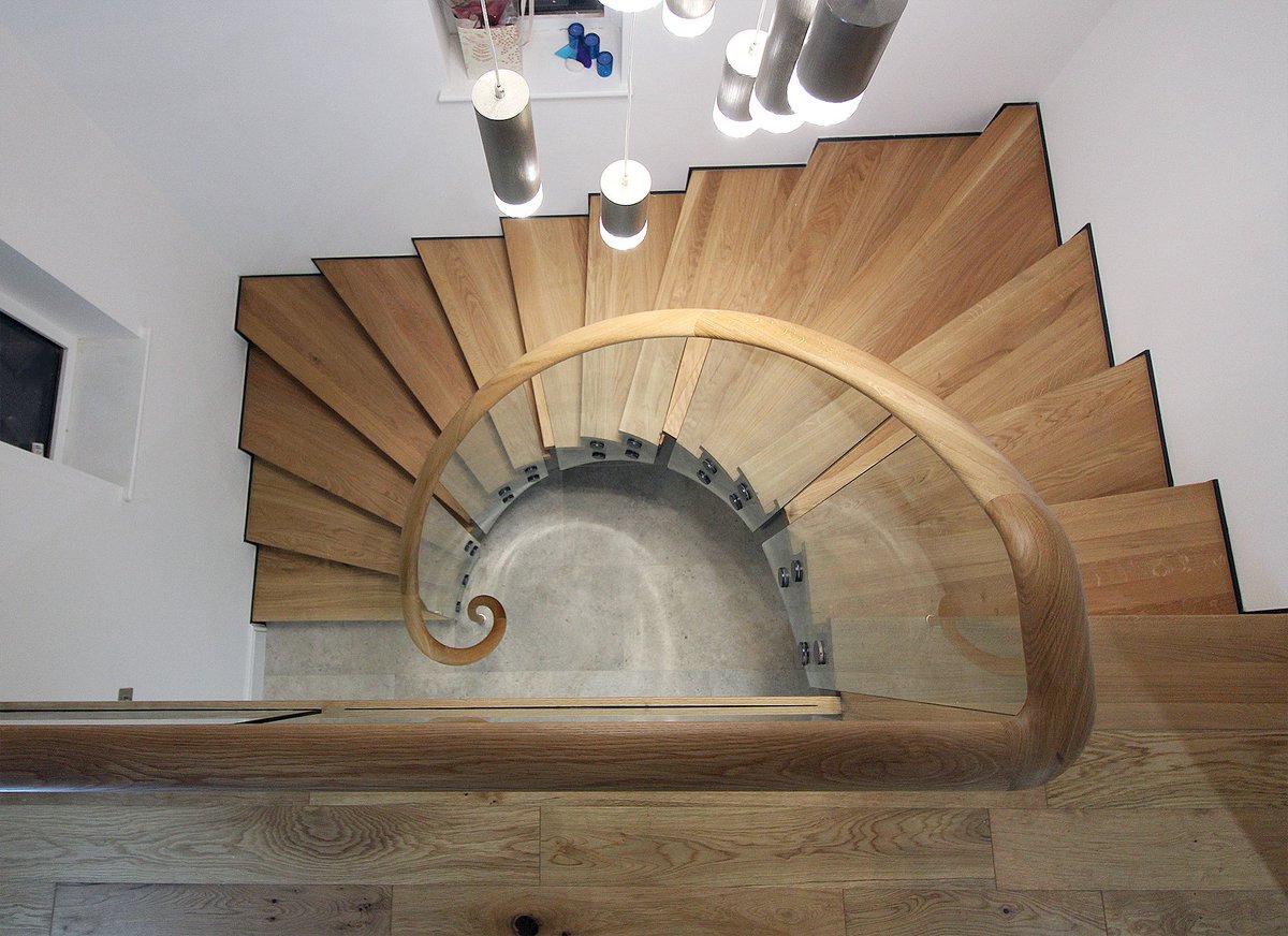 This was our final installation before Christmas and it is a thing of beauty! We cannot wait to share the project in its entirety, watch this space.

#design #stairs #staircase #curvedstaircase #floatingstairs #glassstairs #glassstaircase #modern #modernstairs #curvedstrairs
