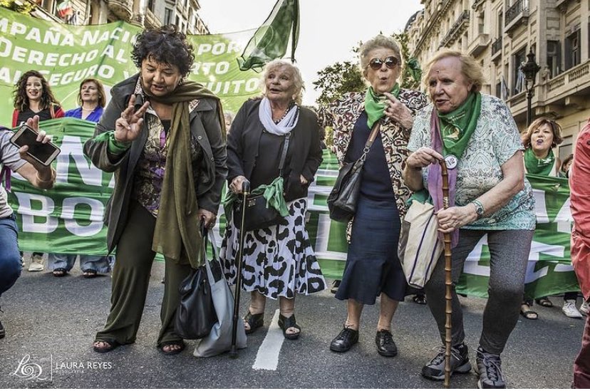 soyingridbeck's tweet photo. Cuando estén cansadas, desanimadas o desesperanzadas, miren esta foto con Dora Barrancos, Nelly Minyersky, Martha Rosenberg y Nina Brugo que sacó Laura Reyes y sigan peleando con alegría. #AbortoLegal2020 #EsAhoraSenado https://t.co/yDk1ltPVyq