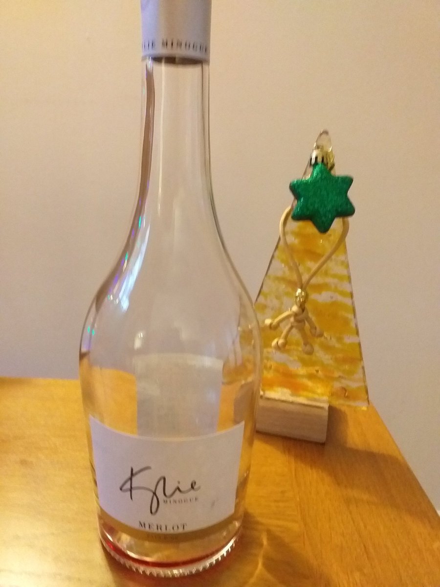 sg_cameron's tweet image. That was an absolute smasher of a wine @kylieminogue #mergo