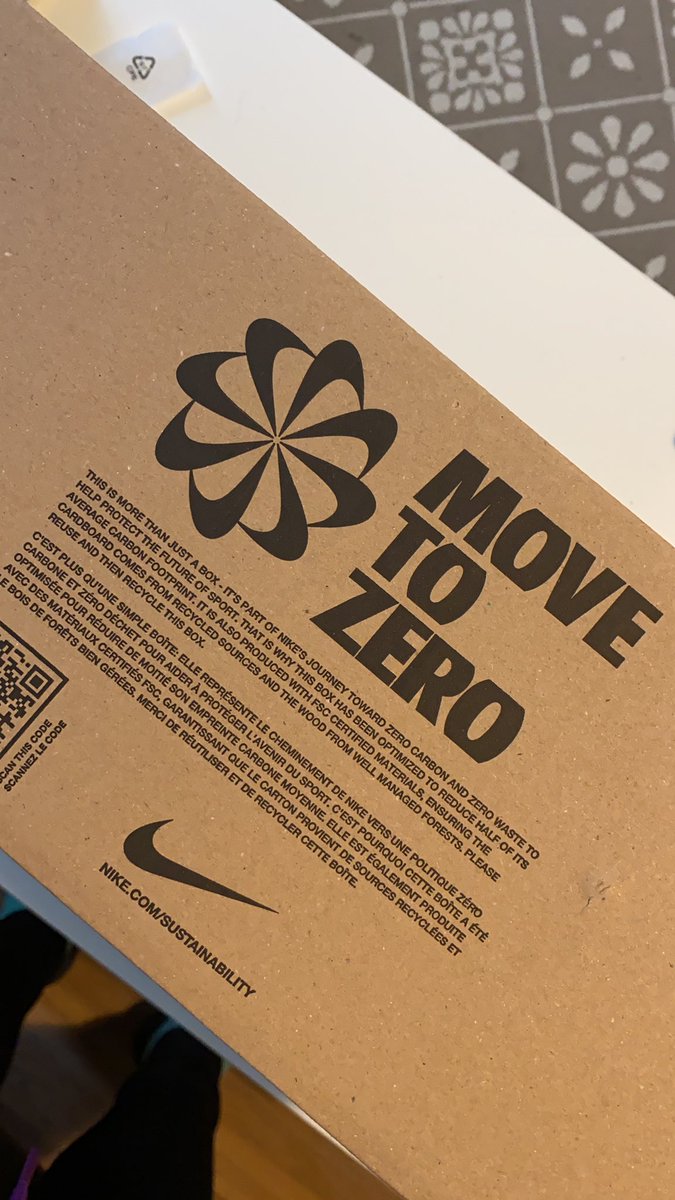 MartaBoiro's tweet photo. @Nike @nikestore @nikelondon could anyone of you explain why are you promoting move to zero waste but then send a sports bra in a box which is triple or quadruple the size of my cat? #idontunderstand #nike #answerme #iamconfused https://t.co/SeIBM4qqQk
