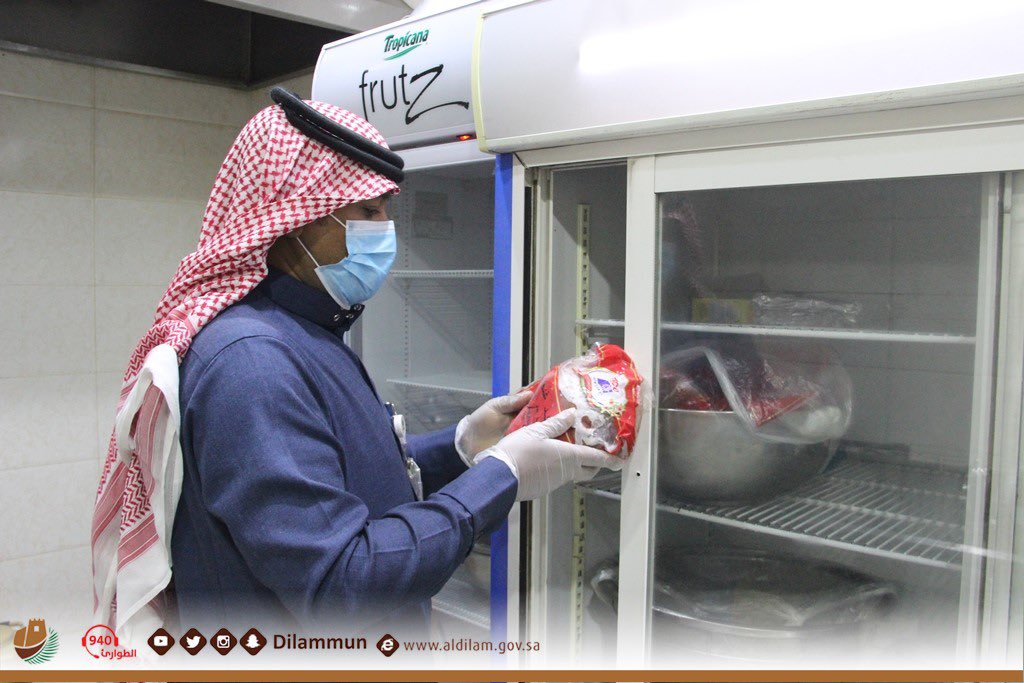 DilamMun's tweet photo. جولات رقابية متواصلة تقوم بها #بلدية_محافظة_الدلم على المنشآت الغذائية، حرصًا على سلامة الغذاء، وتضبط عدد من المخالفات الصحية، وتم تطبيق لائحة الغرامات البلدية بالحد الأعلى على المخالفين.
#صحتكم_أمانة https://t.co/haPDTJ6qND
