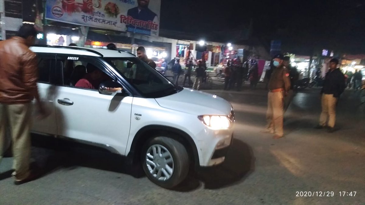 balliapolice's tweet photo. आज #spbla द्वारा चलाये जा रहे सघन वाहन चेकिंग अभियान के क्रम मे CO बाँसडीह व SHO बाँसडीह द्वारा बाँसडीह चौराहे पर दोपहिया वाहन पर संदिग्ध व्यक्तियों की चेकिंग व तलाशी की गयी। @Uppolice @adgzonevaranasi @digazamgarh https://t.co/1Q9pu4WdB9