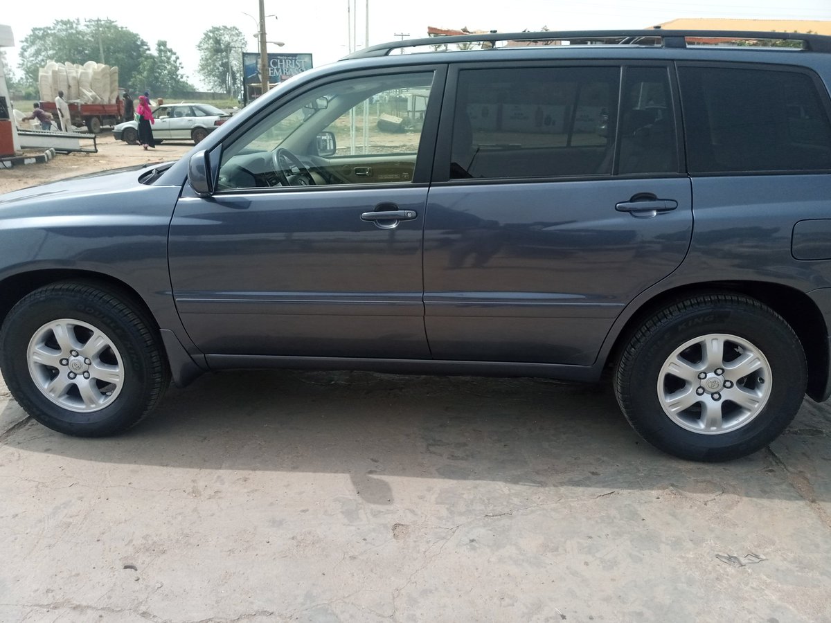 Then I decided to polish the car..One thing about my kind of revamping and oven baking is that the more you wash the car, the more the colour comes and and shines well. It just keeps shining. #DoroMecho