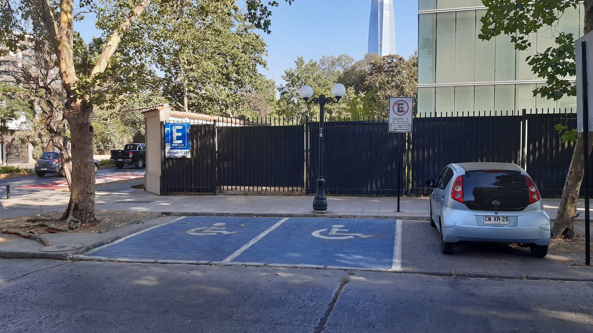 LasCondesAxeSOS's tweet photo. "2 estacionamientos cada 3 cuadras donde esta permitido estacionar" indica la ley de Tránsito ♿
Y la OGUC DS/50 informa requisitos d diseño y la necesidad d que estén conectados a la vereda por seguridad
Revisa Ficha estacionamientos @ciudadaccesible ⬇️
https://t.co/dotN5qUqwR https://t.co/NCMSWXg5WA