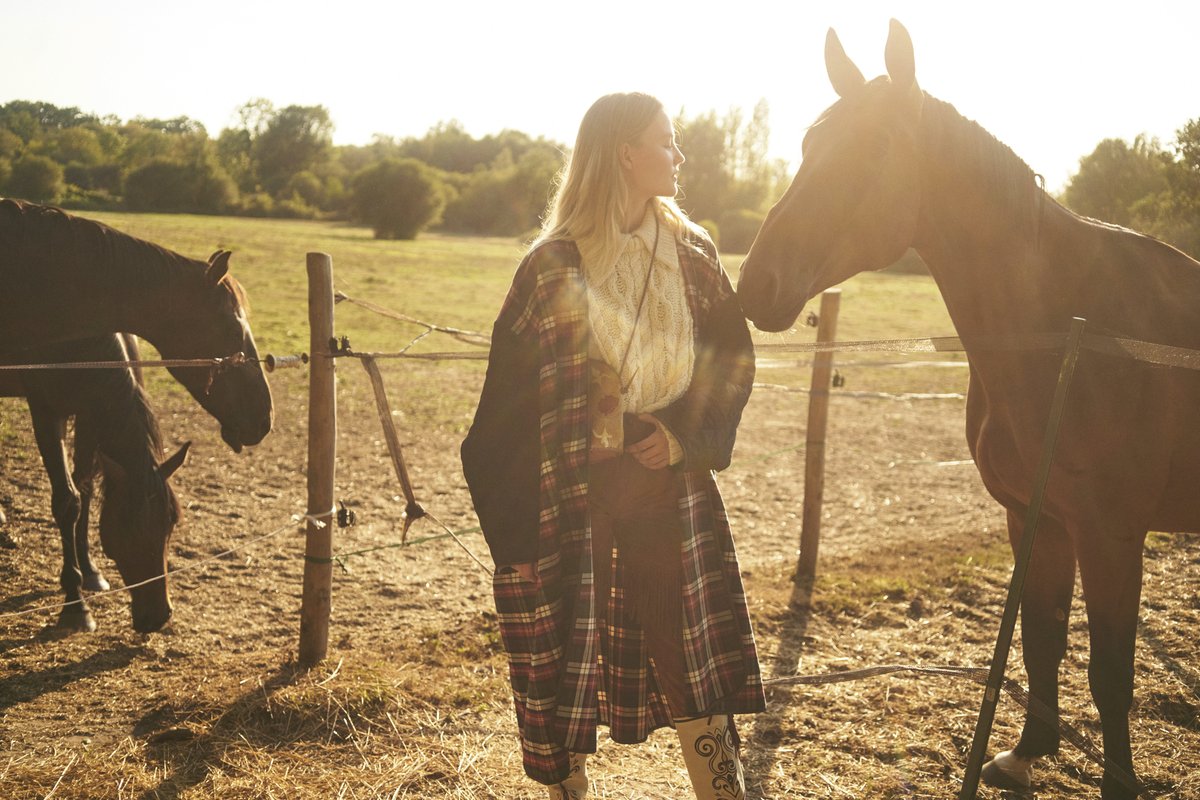 ELLEfrance's tweet photo. #Mode Ranch Touch 👢 : Des franges partout, des santiags de cow-girl, des carreaux de trappeur, et du jean, du jean, du jean ! Le style galope sur un air de far west.
 📸  François Rotger

#ELLE #mode #fashion #style #inspiration #luxe #jean #carreaux #santiags #Boots #Cowboys https://t.co/0F5NGi6qaU