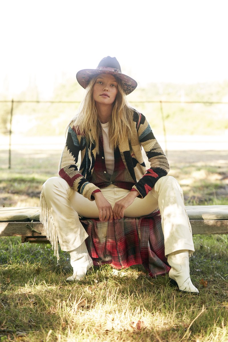 ELLEfrance's tweet photo. #Mode Ranch Touch 👢 : Des franges partout, des santiags de cow-girl, des carreaux de trappeur, et du jean, du jean, du jean ! Le style galope sur un air de far west.
 📸  François Rotger

#ELLE #mode #fashion #style #inspiration #luxe #jean #carreaux #santiags #Boots #Cowboys https://t.co/0F5NGi6qaU
