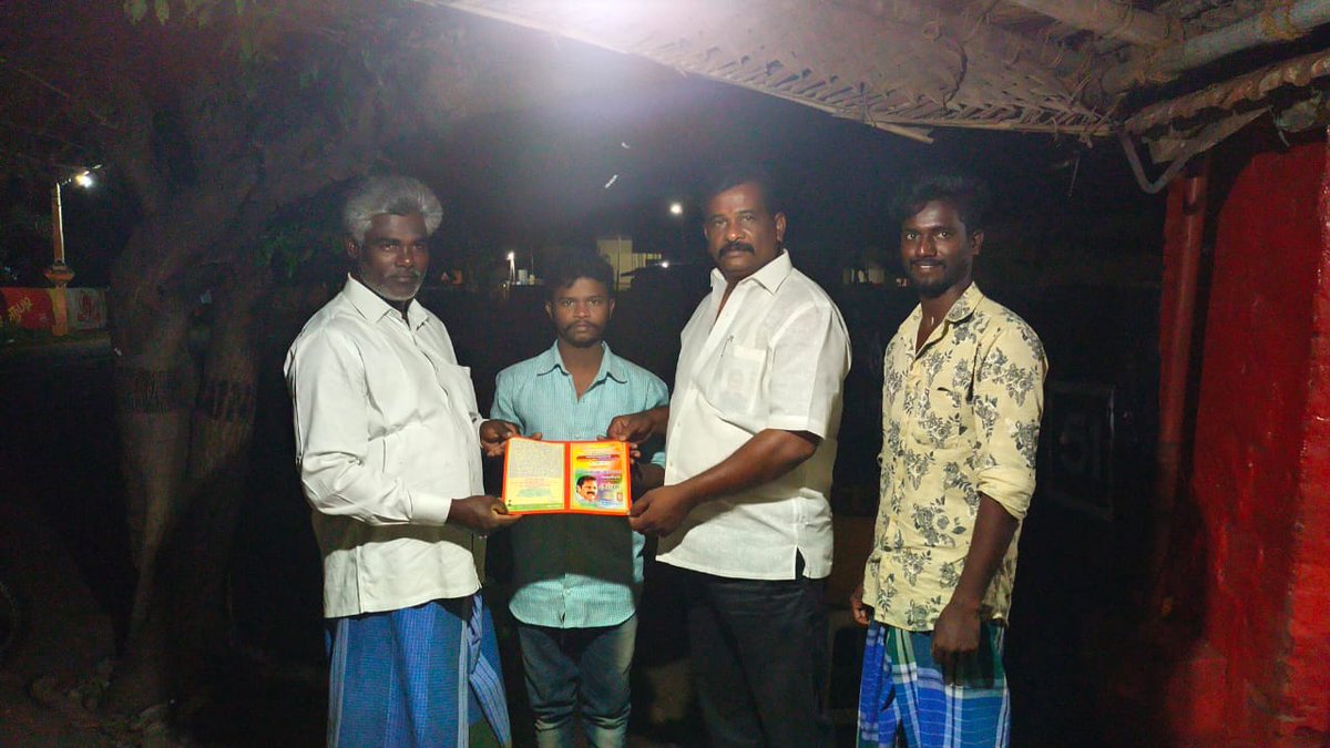 Karurkavin143's tweet photo. புதிய தமிழகம் கட்சி கரூர் மாவட்ட செயலாளர் பெ.அசோகன் அவர்களது தலைமையில் ஒவ்வொரு கிராமங்களுக்குச் சென்று மக்களை சந்தித்து ஜனவரி 6 மதுரை செல்வதற்காக  துண்டு பிரச்சாரம் நடைபெற்றுக் கொண்டிருக்கிறது🇧🇾🇧🇾
@Subash_karur @PTpartyOfficial @DrKrishnasamy @DrShyamKK @NellaiSivaPT @karurDistri https://t.co/FdWfMl7G9S