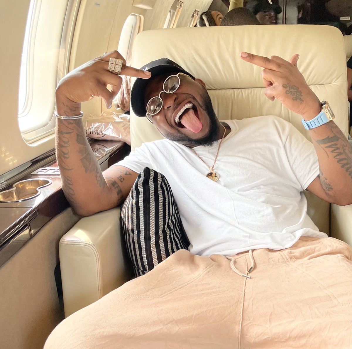 iamdavydovy's tweet photo. I love you bro😘 @davido 
I love your music 😋.....keep it up bro, we set for you
E Choke !!! ⚡
TULE Jare !!! 😂

#davido #davidovsburnaboy #Burnaboy #lockdown #EndSarsNow https://t.co/c5s34WPVNt