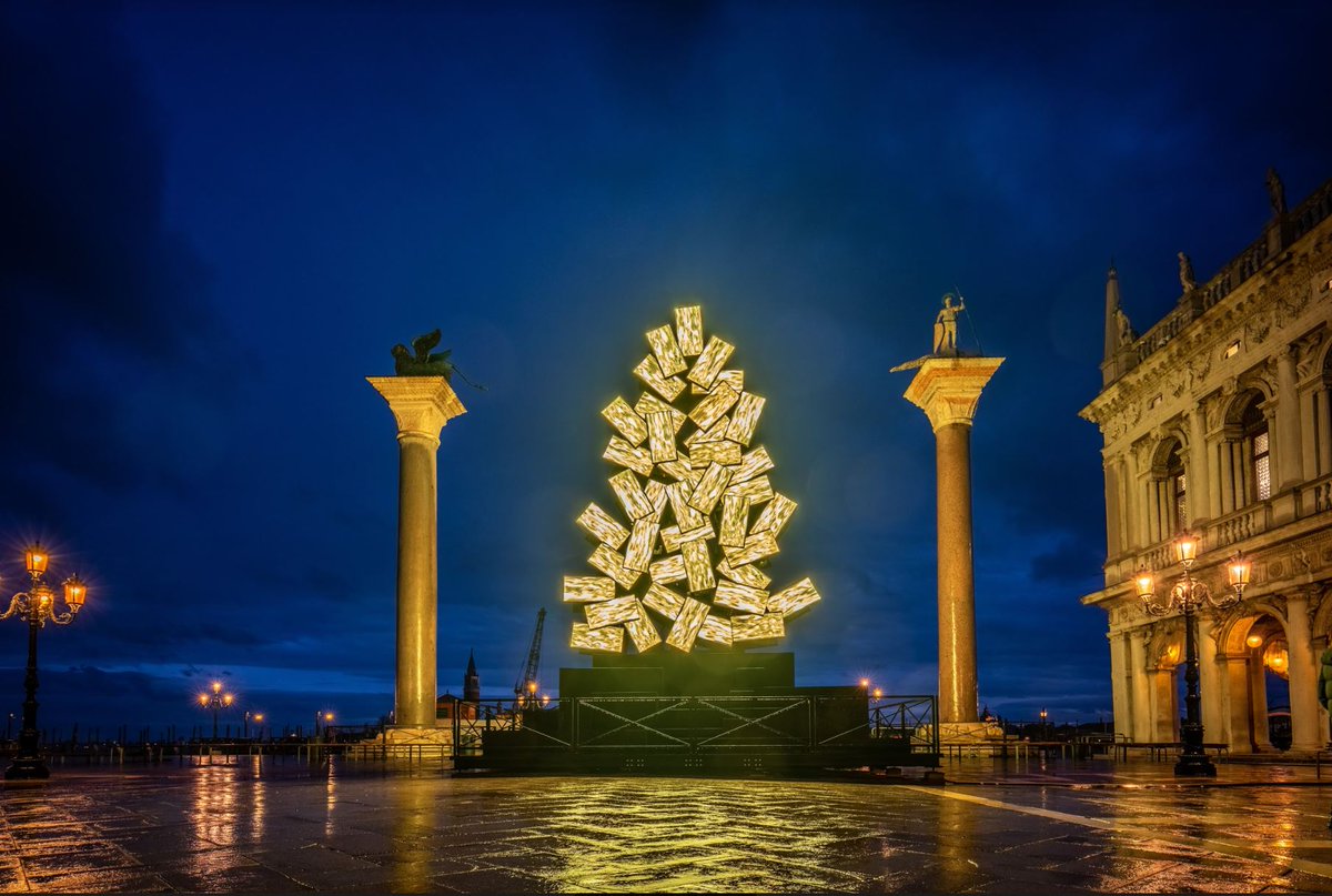 Italia_fra's tweet photo. #NataleDigitale à Venise une installation de Fabrizio Plessi à Place San Marco jusqu'au # 6 janvier pour un message d'espoir : la lumière de l'art illumine le futur
#NatalediLuce #veneziaunica
@comunevenezia @lecittainfesta @GENERALI https://t.co/XmeWki1qgX