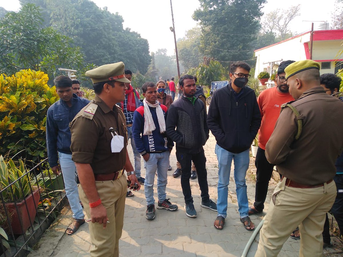 balliapolice's tweet photo. एन्टी रोमियो टीम थाना कोतवाली द्वारा अपने टीम के साथ चंद्रशेखर नगर पार्क में चेकिंग की गयी। @Uppolice @adgzonevaranasi @digazamgarh https://t.co/Yo9u8KIUHO