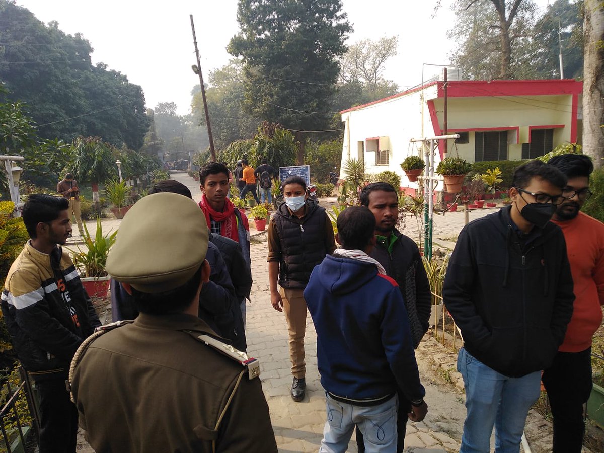 balliapolice's tweet photo. एन्टी रोमियो टीम थाना कोतवाली द्वारा अपने टीम के साथ चंद्रशेखर नगर पार्क में चेकिंग की गयी। @Uppolice @adgzonevaranasi @digazamgarh https://t.co/Yo9u8KIUHO