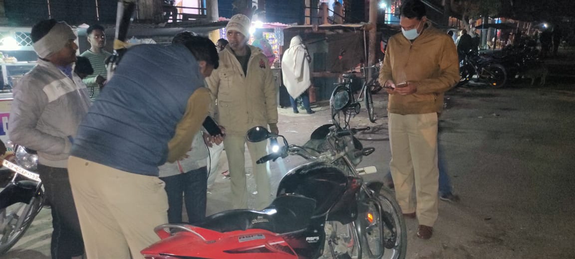balliapolice's tweet photo. आज #spbla द्वारा चलाये जा रहे सघन वाहन चेकिंग अभियान के क्रम में SO बाँसडीह रोड द्वारा छाता तिराहे पर दोपहिया वाहन पर संदिग्ध व्यक्तियों की चेकिंग व तलाशी की गयी। @Uppolice @adgzonevaranasi @digazamgarh https://t.co/nbsqGwSyFz
