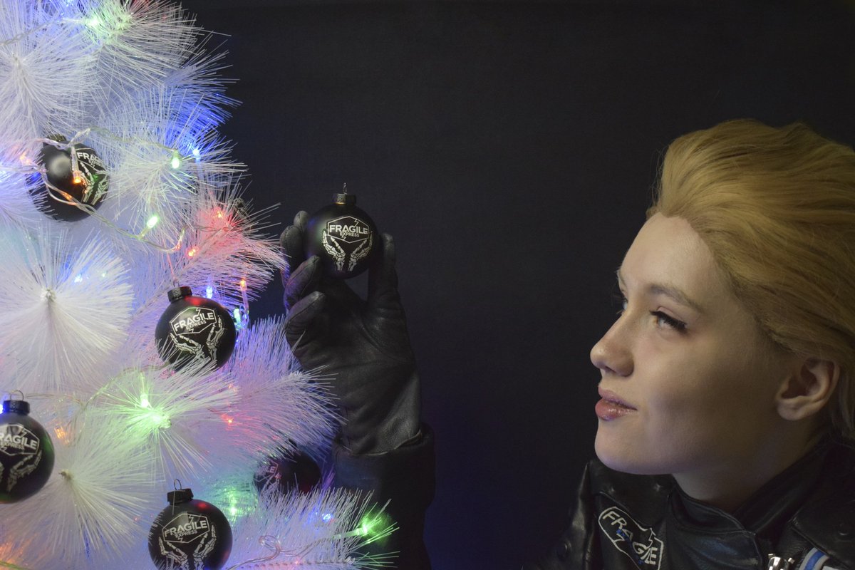 AngelinaZelda's tweet image. 🌲 Fragile Express Christmas (part 2/2) 🎄
@505_Games @HIDEO_KOJIMA_EN @KaoticSnake @Kojima_Hideo @KojiPro2015 @Kaizerkunkun @darrenjcbs @teejaye84 @KojiPro2015_EN #fragileexpress #fragilecosplay #deathstranding #fragile #cosplay #2021NewYear
