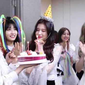 sana loops tweet media