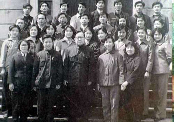 The selection of trained models debuted in February 1981, at the Shanghai Friendship Movie Theatre, where the new models showed garments produced by the local Shanghai factories