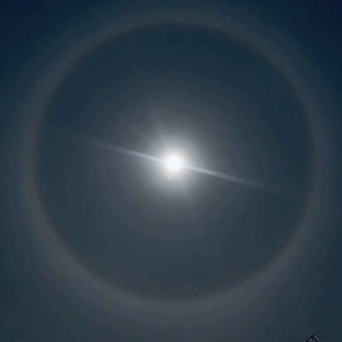 uber_yuta's tweet photo. 月の周りに巨大な虹？できてる！🌕🌈 https://t.co/GxrBXozrZk