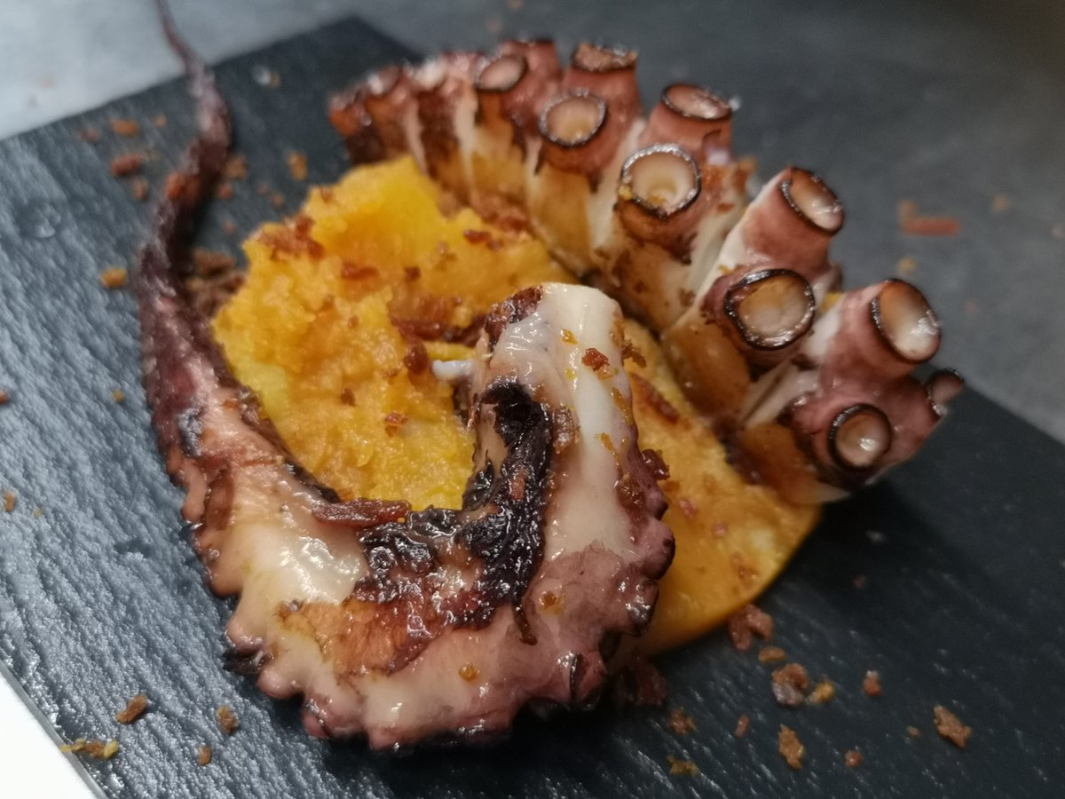 Pulpo a la plancha con patata revolcona y sal de jamón. No sabemos cómo hacen nuestros chefs para conseguir derretirnos con sus recetas, pero un pequeño tip que si podemos daros es: Si  quereis darle un toque especial frotad la sartén con un ajo y veréis el resultado. #Manolo1934