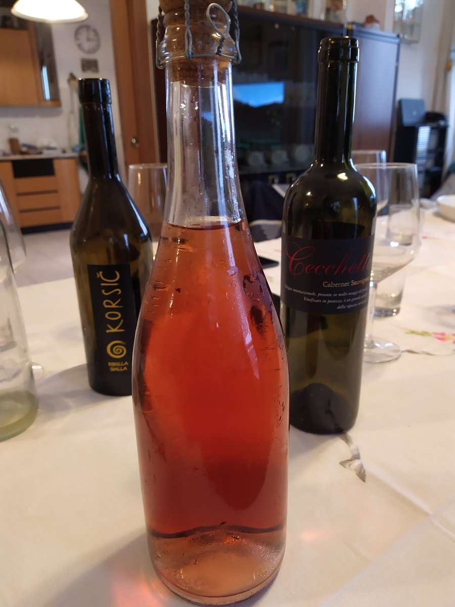 inf2180's tweet photo. ...e adesso proviamo il prosecco rosé di #Colbertaldo https://t.co/CQm7P4RHZf
