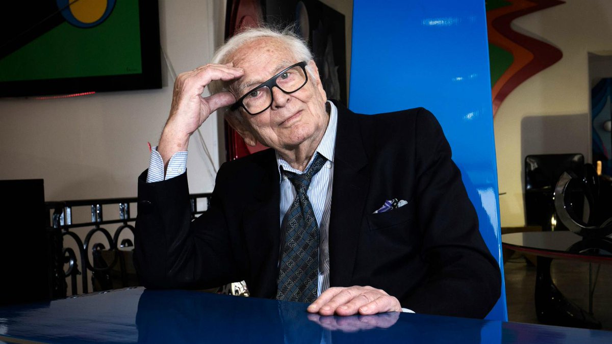 El diseñador franco-italiano Pierre Cardin, renovador de la alta costura francesa e impulsor del prêt-à-porter, ha fallecido en París a los 98 años.

Repasamos su exitosa trayectoria en el mundo de la moda con <a href="/TotiTriz/">Beatriz Torío</a>.

🔊 rtve.es/a/5748263