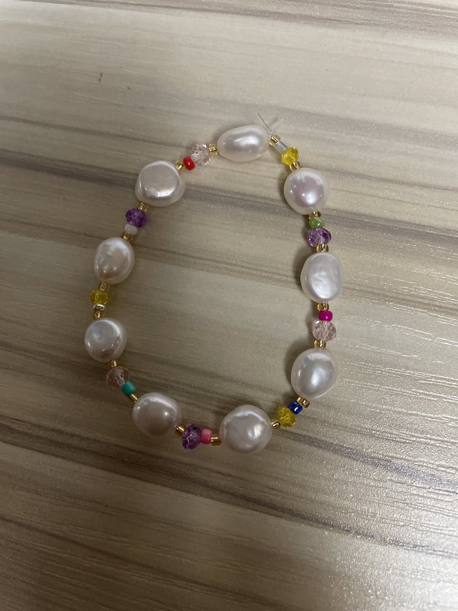 hwgmelody's tweet photo. O hyunjin deu a pulseirinha que ele fez pro jeongin :((( https://t.co/8nP6Sw8FoI