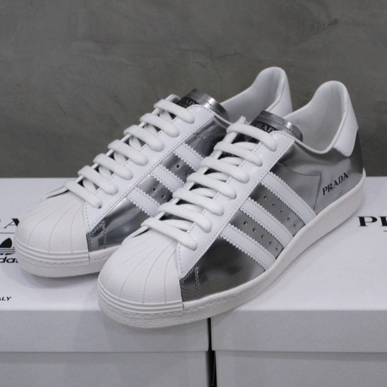 Buyma バイマ 海外ファッション通販サイト Prada プラダ Adidas アディダス 限定コラボスニーカーがまだ手に入る アディダスの人気モデルsuperstarを再解釈し アップデートしたというprada Superstar Made In Italy のホットスタンプ