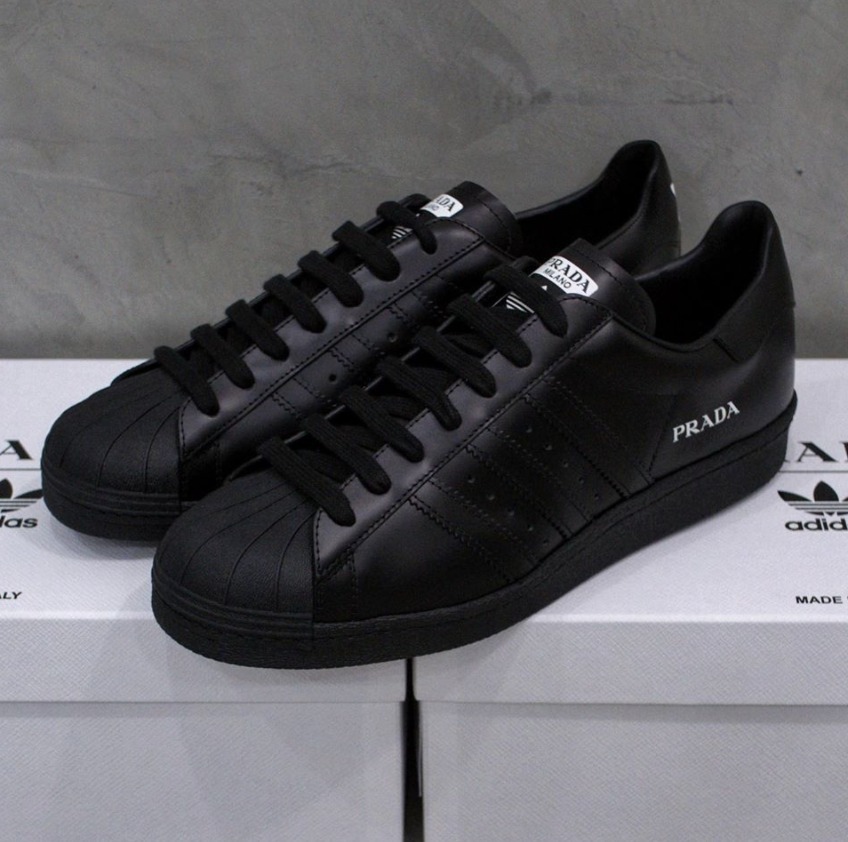 Buyma バイマ 海外ファッション通販サイト Prada プラダ Adidas アディダス 限定コラボスニーカーがまだ手に入る アディダスの人気モデルsuperstarを再解釈し アップデートしたというprada Superstar Made In Italy のホットスタンプ