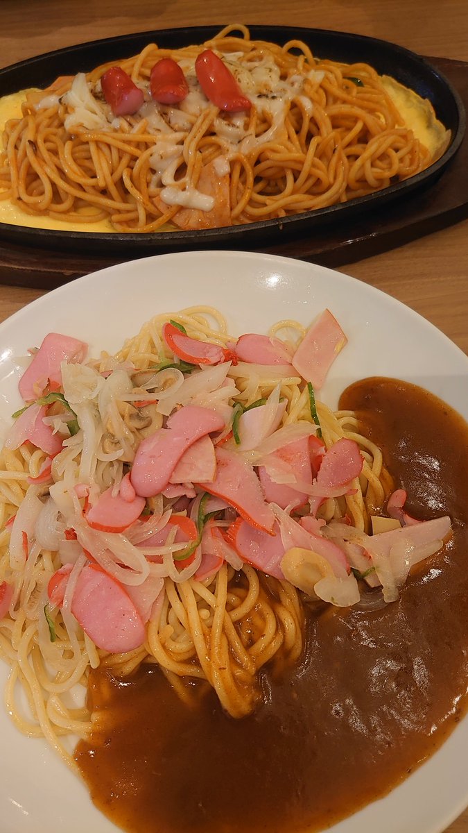 No108 人生初の餡掛けパスタと鉄板ナポリタン これはこれは不思議な食べ物でした ひとくち食べるごとに首をかしげながら食べました 不味くはない けど 美味しくもない とりあえず ランチで食べたのに夜ご飯入らないくらいにはお腹が膨れる炭水化物