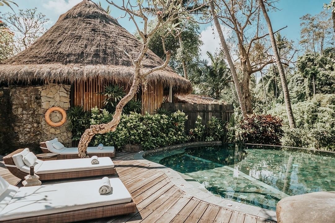 #LUXELoves  In the mood for wellness? Whisk your mind away to fivelementsretreats in beautiful Bali 🌴 Stylish, rustic and petite, this nine-villa in/out wellness and spiritual hideaway perches on the banks of Ubud's River Ayung. Even if the yoga, vegan raw food and mind-altering