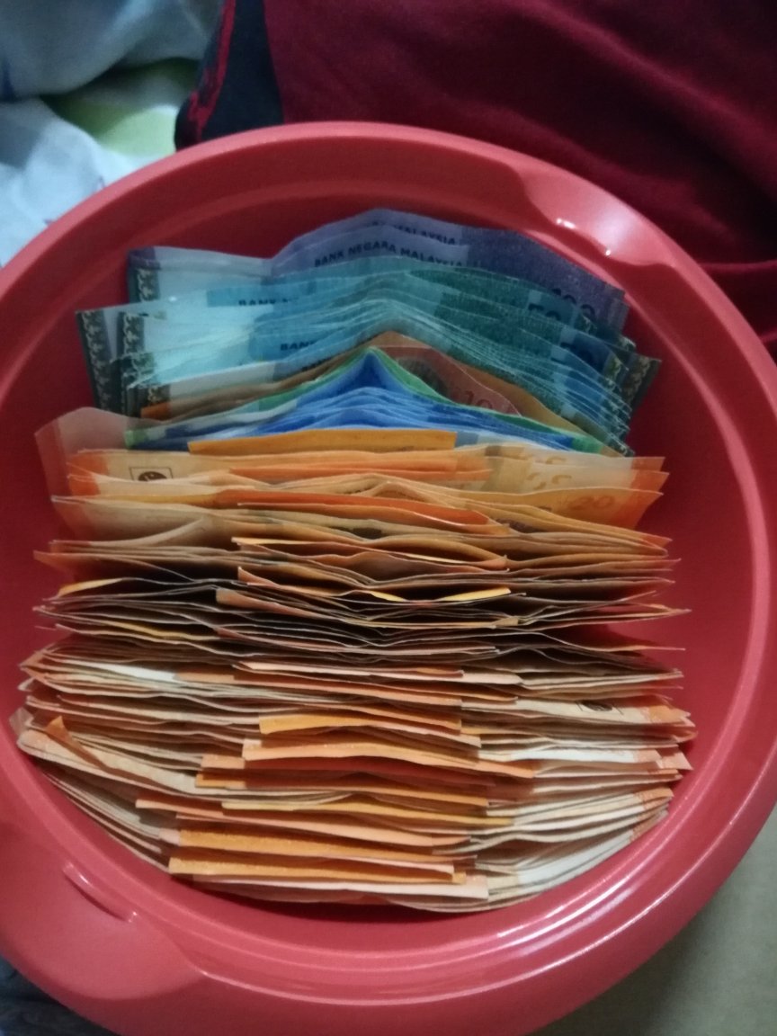 ladyabbeez's tweet photo. ..tips tabungan rm2749 = 10 bulan.. utk rm20, amalkan pantang nampak, trs tabung.. yg lain2 hasil hulur dr adik beradik.. simpan sedikit.. 😍❤ mari soping y.e.s = self reward😂😅 https://t.co/f0QPD1oY9L