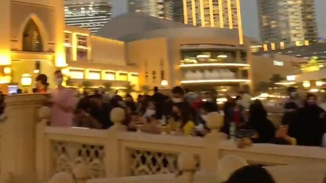 Elymin136's tweet photo. DIOOOS ESTO ES INCREÍBLE miren cuaaantas personas están haciendo fila para poder ver el anuncio de cumpleaños de taehyung en el burj khalifa

@BTS_twt https://t.co/3UHbt9pezT
