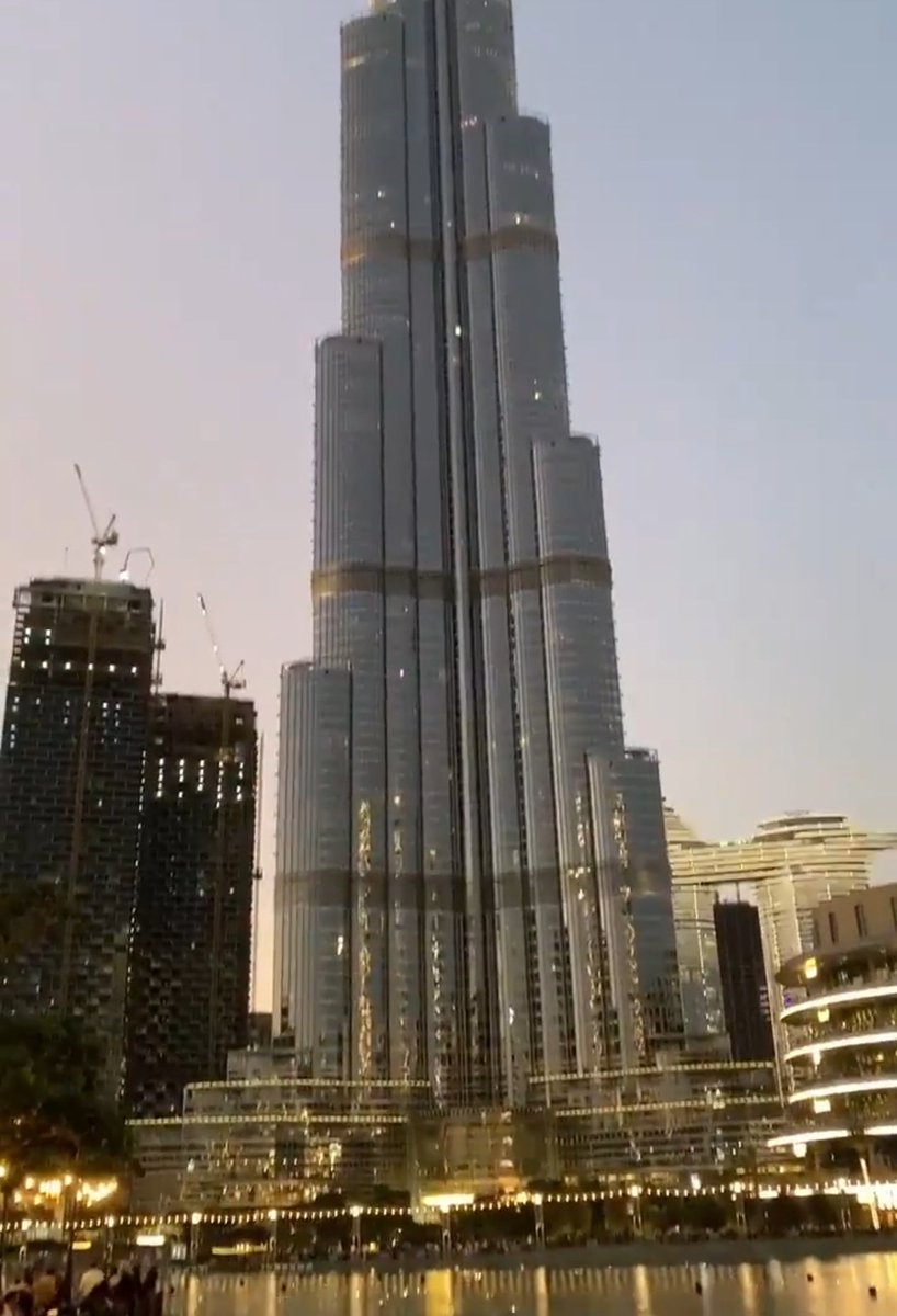 Elymin136's tweet photo. DIOOOS ESTO ES INCREÍBLE miren cuaaantas personas están haciendo fila para poder ver el anuncio de cumpleaños de taehyung en el burj khalifa

@BTS_twt https://t.co/3UHbt9pezT