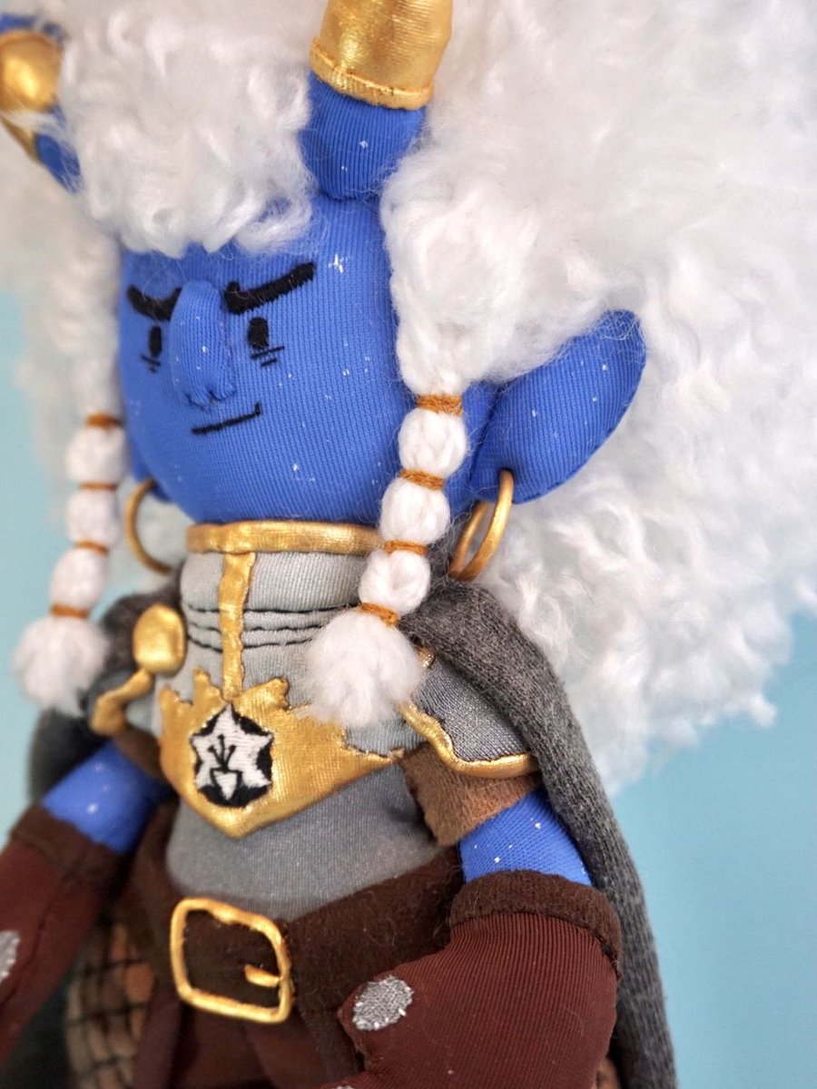 broken_teacup's tweet photo. Más fotos del trabajazo de @PussieToys a mano, por el que ahora puedo ver en directo a mi tiefling de piel de noche estrellada.
Ainhoa (@dafnext) hizo un diseño precioso partiendo de una idea básica, muy difusa. 
Este es el resultado de mucho amor, esfuerzo y dedicación. https://t.co/JFgA9I28M7