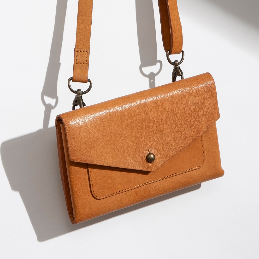 NoondayStyle's tweet photo. Fair trade bags with timeless flair – there's nothing better. ✨ Which is your favorite: the Rustic Leather Wallet or the Awasa Foldover Clutch? #noondaystyle https://t.co/npG09ks6WN