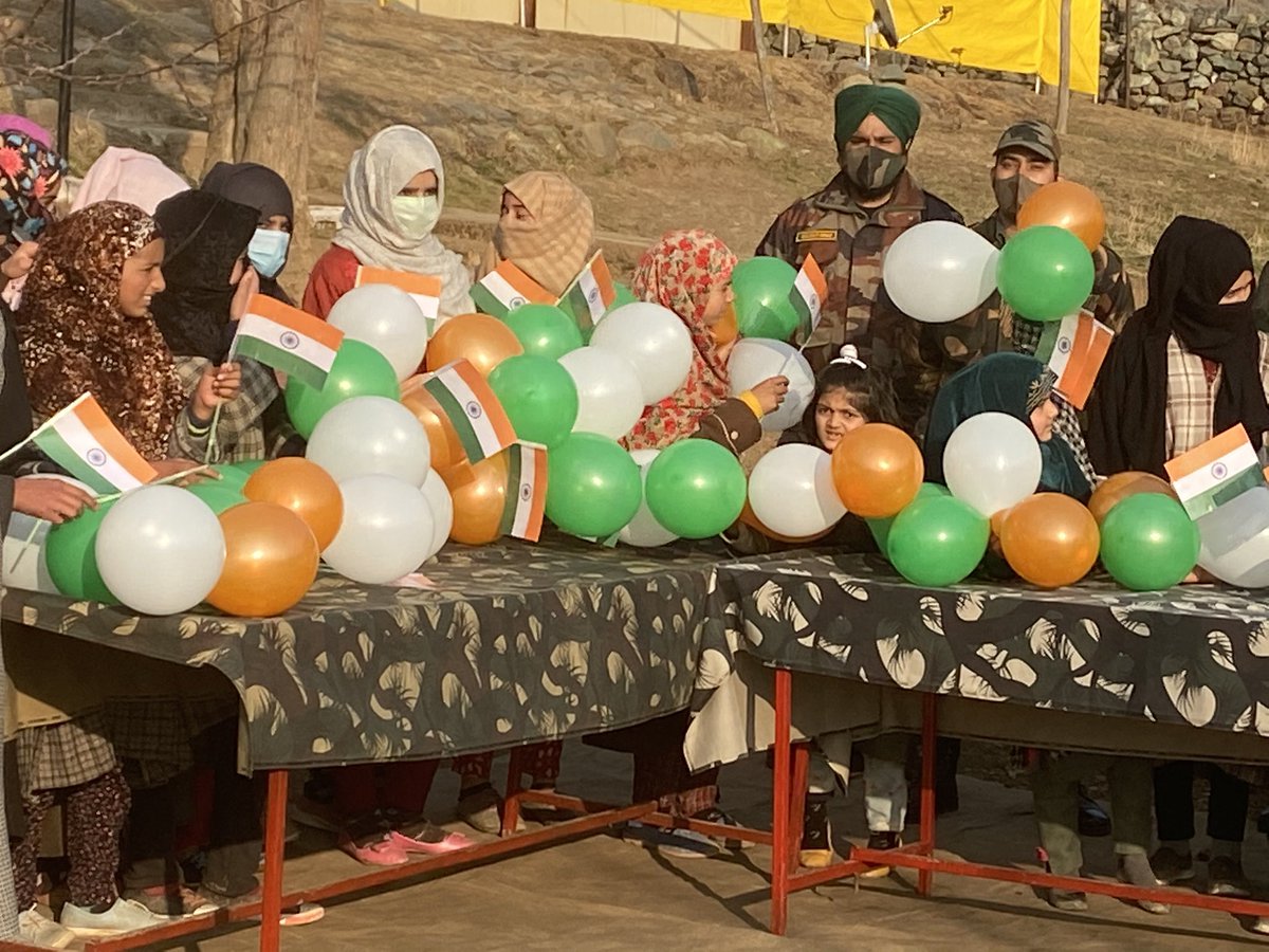manishindiatv's tweet photo. Day with Company Commander. Super initiative by #KiloForce ( Bridging The Gap between youth and #army.
Kids spent whole day with #RR unit,understand function of @ChinarcorpsIA,Saw how army jawan & officers wrk for them, live in small rooms, for their well being. https://t.co/fkkHjNUUAW