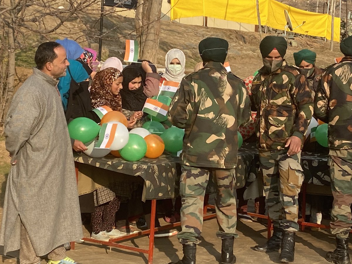 manishindiatv's tweet photo. Day with Company Commander. Super initiative by #KiloForce ( Bridging The Gap between youth and #army.
Kids spent whole day with #RR unit,understand function of @ChinarcorpsIA,Saw how army jawan & officers wrk for them, live in small rooms, for their well being. https://t.co/fkkHjNUUAW