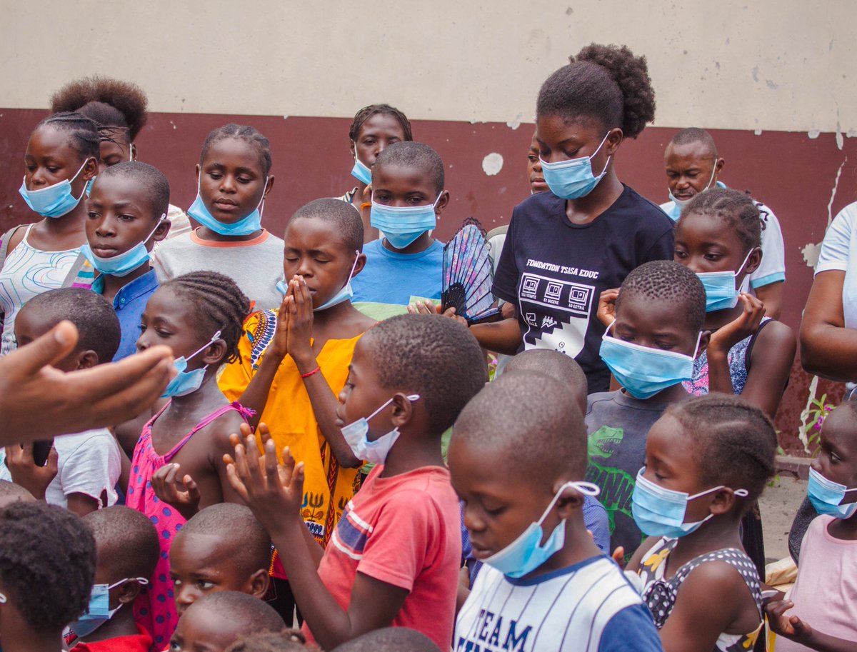 JudithTsasa's tweet photo. Le plus petit geste est toujours mieux que la plus grande des intentions. Une fois de plus, heureuse d'avoir communié avec nos enfants qui sont hébergés à l'orphelinat Marie-Marthe à NSele.

Avec l'aide de Dieu. #TsasaEduc

Photos https://t.co/6TtVMTUROX

*https://t.co/3xX1WEJOC6 https://t.co/UaJ6Ns3RgK
