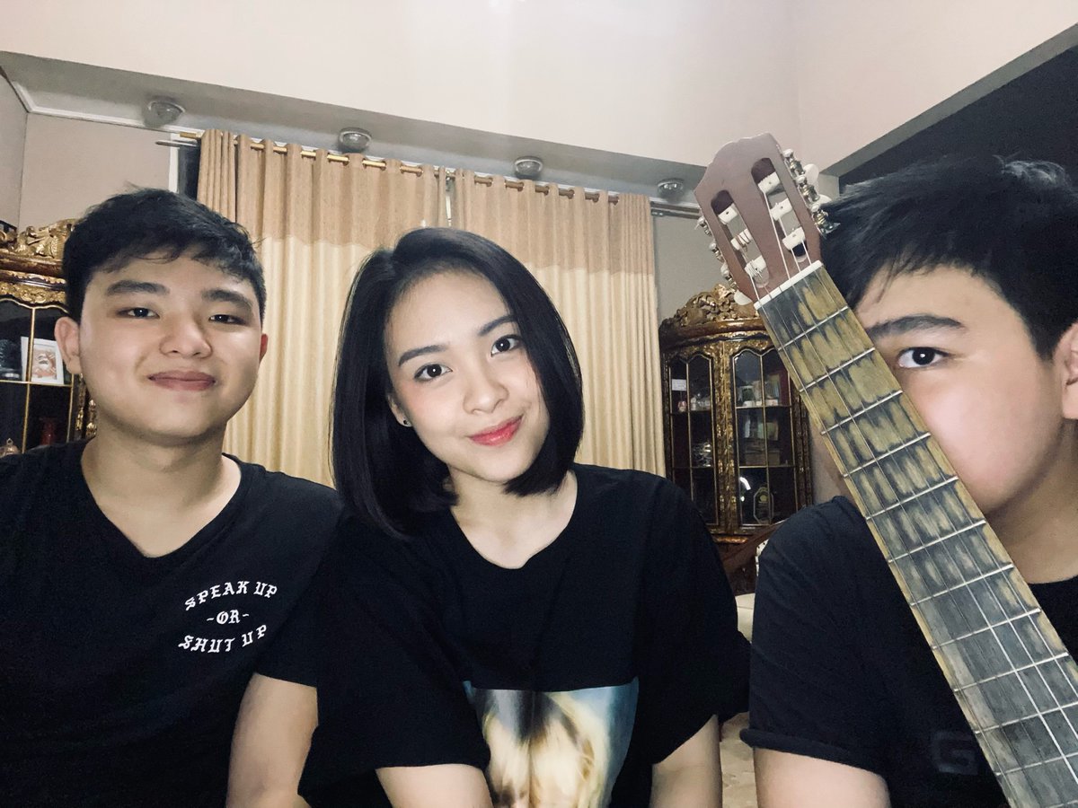 makasih buat yg udah nonton showroom aku sama adik2ku hehe😙