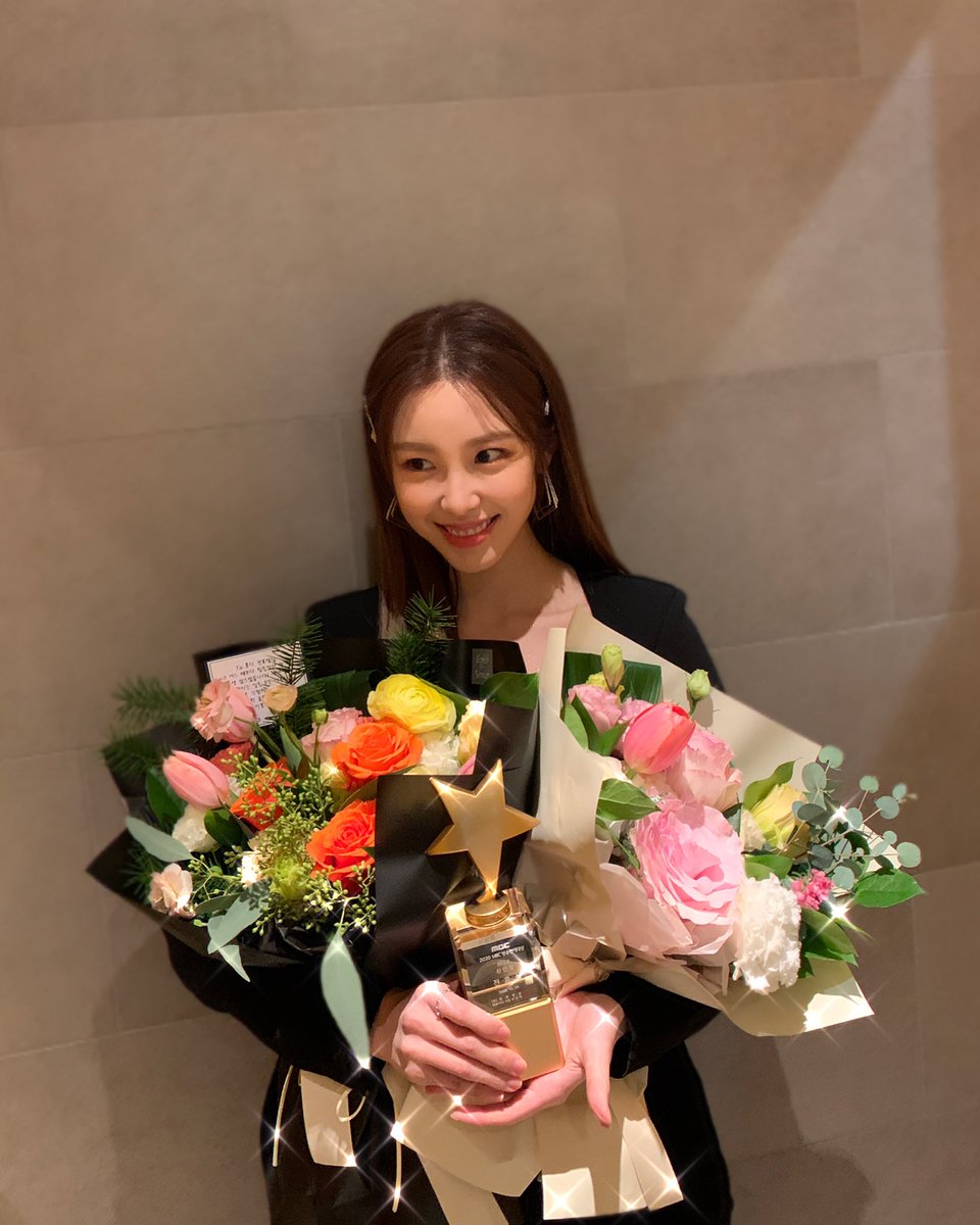 superstar_jhs's tweet photo. #2020MBC방송연예대상 🏆 #라디오신인상 #횻디 ❤️ #전효성의꿈꾸는라디오 
우리 소중하고 감사한 #꿈꾸라 제작진분들, #꿈트리 여러분 덕분에 제가 무려 #신인상 을! 받았어요! 😭 너무 감사합니다. https://t.co/DnKA06yzJa