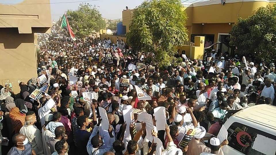 Alasbatt's tweet photo. تشييع مهيب لشهيد الغدر بهاء الدين نوري وتزايد المطالب الشعبية بمحاكمة القتلة واعادة سلطة الضبط والتحقيق للشرطة تحت رقابة صارمة من النيابة، مع ضرورة الكشف عن/ واغلاق كل معسكرات الاعتقال التابعة للدعم السريع
#من_قتل_بهاء https://t.co/Dm1M1GtQwU
